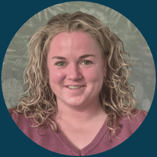 Joanne profielfoto nieuwsbrief met blauwe achtergrond